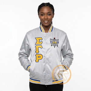 Chaqueta universitaria de invierno personalizada Sigma Gamma Rho, de satén, bordada y acolchada, de alta calidad, transpirable, estilo griego, para hermandades. - Product Image 3