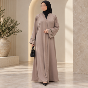 Robe Abaya taupe avec broderie florale sur les manches et col en V ample |   Robe longue musulmane modeste pour les occasions quotidiennes - Product Image 4