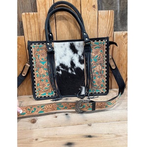 Sac fourre-tout vintage en cuir de vachette noir occidental avec fermeture éclair, sac à main floral gravé, sac à bandoulière à franges, sac messager unisexe - Product Image 1