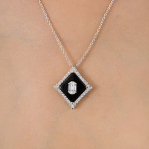 Collar con Colgante de Ónix Negro y Diamantes Art Deco de 18K, Chapado en Rodio - Product Image 1