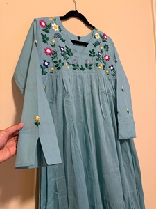 Vestido Largo Maxi Azul Cielo de Algodón con Bordado Floral a Mano, Mangas Largas y Cuello en V para Celebraciones Festivas y Salidas Informales - Product Image 3