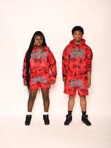 Ensemble de survêtement unisexe rouge avec imprimé graffiti personnalisé, sweat à capuche zippé épais et short assorti, tenue streetwear deux pièces - Product Image 1