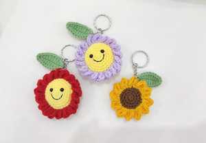 Porte-clés fleur en crochet fait main |   Breloque Amigurumi personnalisable en fil de coton doux et écologique, motif tournesol et marguerite - Cadeau - Product Image 2
