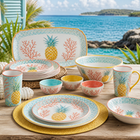 Assortiment de vaisselle en mélamine couleur taupe chaud, avec tasses, bols et assiettes assortis, pour les services de café, de hôtel, de buffet