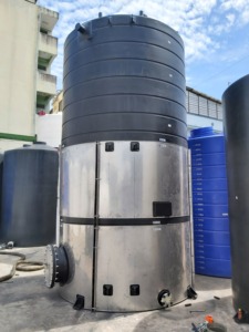 Grand réservoir d'eau en polyéthylène noir avec échelle jaune et garde-corps de sécurité pour équipement de stockage de produits chimiques - Product Image 5