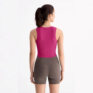 Conjunto Deportivo Minimalista de Punto Transpirable para Mujer: Top Negro con Cuello Redondo y Pantalones Cortos Estilo Biker Marrones - Product Image 4