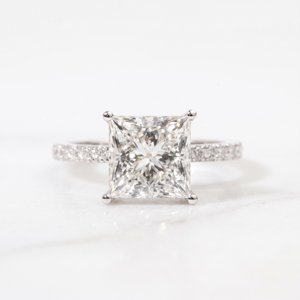 Anillo de Plata de Ley con Diamante Cuadrado de Corte Princesa de Primera Calidad, Cultivado en Laboratorio, con Diamante Solitario en Oro Blanco y Platino - Product Image 4