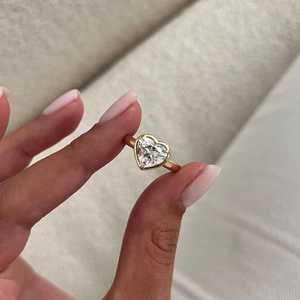 Bague de fiançailles unique avec diamant de laboratoire en forme de cœur de 2 carats, sertie dans un serti clos, or jaune 14 carats massif, certifiée IGI - Product Image 3