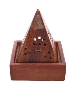 Quemador de Incienso Piramidal de Madera Hecho a Mano al por Mayor con Incrustaciones de Latón de Buda, Soporte para Conos de Madera Sheesham, Pirámide Tallada Floral, Mabkha - Product Image 3
