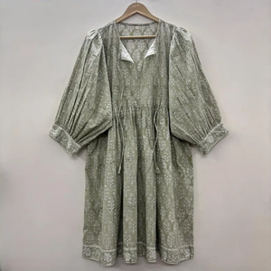 Robe décontractée mi-longue pour femme en coton tissé 100% uni, à manches courtes, taille empire, style babydoll, coupe ample et fonctionnelle à col en V oversize - Product Image 4