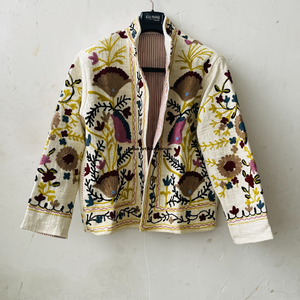Chaqueta Bomber Reversible de Invierno de Algodón Suzani Hecha a Mano en India, Chaqueta Corta Unisex con Cuello Alto Bordado a Mano - Product Image 4