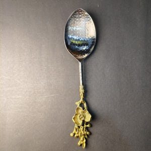 Cuchara de Servir de Acero Inoxidable Martillada a Mano con Mango Decorativo de Flor de Orquídea Dorada de Latón, Elegante Vajilla para Banquetes - Product Image 2