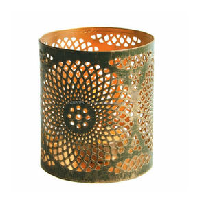 Portavelas votivo de hierro para interiores y exteriores con un estilo vintage atemporal perfecto para reuniones acogedoras de invierno - Product Image 5