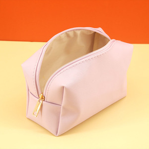 Bolsa de Maquillaje Impermeable de Cuero PU a la Moda con Cierre de Cremallera con Letras de Chenilla para Uso Diario y Almacenamiento de Cosméticos - Product Image 5