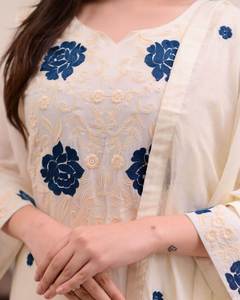 Ensemble Kurta moderne pour femme en rayonne brodée blanche, manches trois quarts, pantalon et dupatta en Chanderi, séchage rapide, idéal été/hiver pour les fêtes - Product Image 2
