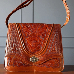 Nuevo Bolso de Hombro Estilo Bohemio Vintage para Mujer, Hecho a Mano, con Flores Talladas, 100% Cuero Genuino, Ligero, con una Sola Correa y Solapa, Estilo Western - Product Image 1