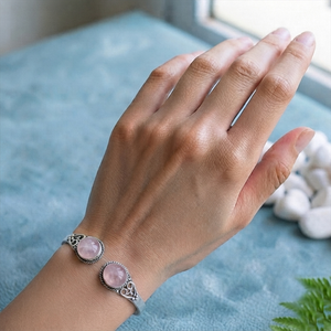 Bracelet manchette en quartz rose motif floral, plaqué or et argent, serti clos, design classique, en laiton, bijou unisexe, cadeau par Jewelry Town - Product Image 2