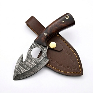 Cuchillo de desollar hecho a mano con hoja de acero de Damasco, con orificio para el dedo, mango de madera, funda de cuero, para caza, camping, EDC y actividades al aire libre - Product Image 1