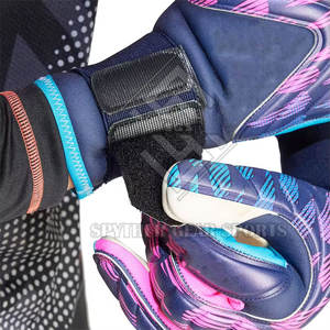 Gants de gardien de but de football personnalisés OEM de haute qualité avec double sangle de poignet, paume en latex antidérapante et protection des doigts pour hommes - Product Image 4