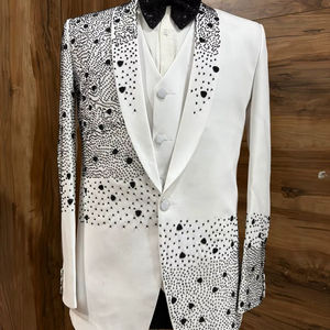Traje de esmoquin blanco para hombre con solapa de chal adornada con cristales negros – Traje de 3 piezas para bodas, bailes de graduación y fiestas - Product Image 1