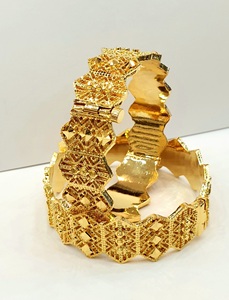 Venta al por mayor de brazaletes SARA para mujer, chapados en oro de 24K, de latón, clásicos, elegantes, de alta calidad, para compromiso, boda y joyería. - Product Image 4