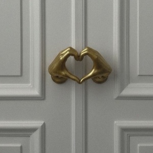 Tirador de Puerta con Diseño de Manos en Forma de Corazón, Acabado en Tono Dorado, Tirador Decorativo Artístico para Muebles, Herraje Texturizado para Interiores de Lujo - Product Image 1