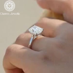 Bague de fiançailles Charm_Jewells en moissanite taille coussin, or massif 18 carats, sertissage à griffes, style classique pour femme - Product Image 5
