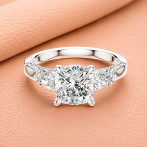 Bague de fiançailles de luxe en or blanc avec moissanite taille coussin et pierres latérales en forme de poire, bijoux de mariée vintage pavés pour femme - Product Image 1