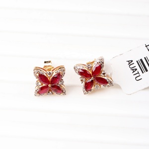 Boucles d'oreilles clous fleur en or jaune massif 14 carats avec rubis marquise naturel et accent de diamant, collection Memoria Jewels, vente en gros - Product Image 4