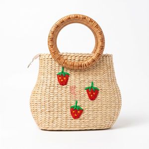 Sac fourre-tout en paille tressée avec poignée ronde, sac à bandoulière brodé fraise, sac de plage et de voyage zippé pour femme - Product Image 1