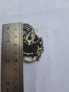 Broches brodées à la main en fil de soie doré et argenté - Broche de coléoptère ailé en fil de soie - Broderie 3D d'insectes de luxe - Product Image 6