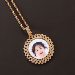 Collar con Colgante de Memoria Personalizado RAMDUT IMPEX, Chapado en Oro y Plata, con Diamante Cultivado en Laboratorio, Borde en Espiral, Certificado IGI, con Foto - Product Image 1