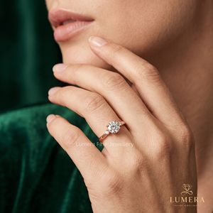 Anillo de Compromiso con Tres Diamantes Cultivados en Laboratorio, Piedras Laterales de Oro, Diseño Flotante Clásico, Certificado IGI, Joyería Fina para Mujer - Product Image 6