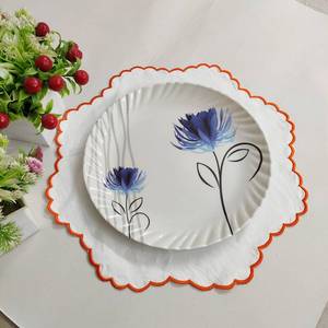 Manteles individuales redondos de lino blanco con bordes festoneados en naranja para decoración de mesa. - Product Image 4