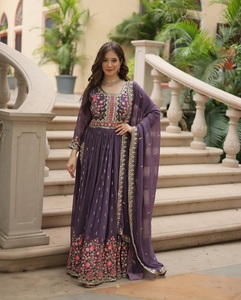 Traje Sharara de Manga Larga Estilo Indio y Pakistaní con Tela de Georgette Sintética y Bordado de Lentejuelas para Bodas - Product Image 1