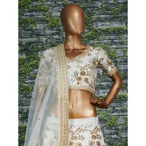 Lehenga Choli de mariage en soie lourde brodée blanc cassé Sabyasachi - Product Image 3