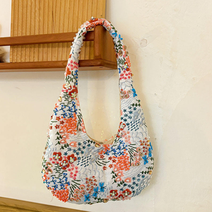 Sac fourre-tout vintage fait main indien demi-lune avec broderie florale en perles et motif floral en point de croix - Product Image 1