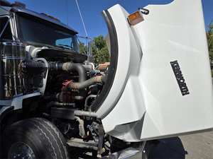 Camion tracteur diesel longue portée 6x4 avec cabine couchette pour le transport de marchandises et de conteneurs - Product Image 5