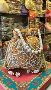 Sacs Potli en soie brodés à la main avec des motifs de fleurs et de feuilles indiens, magnifiques sacs Potli en soie Latkan pour femmes, pour les mariages - Product Image 3