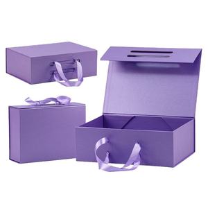 Caja de Regalo de Cartón Rígido Plegable Magnética Impermeable Ecológica de Diseño de Lujo con Asa Personalizada para Empaque de Ropa Reciclada - Product Image 1