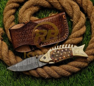 Cuchillo Plegable de Acero de Damasco con Mango de Latón en Forma de Pez, Funda de Cuero, Hoja de Punta Caída, para Camping y Uso al Aire Libre - Product Image 3