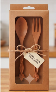 Juego de cubiertos de madera con mangos tallados en forma de hoja, acabado mate, utensilios reutilizables de primera calidad para uso en campamentos, eventos y restaurantes. - Product Image 4