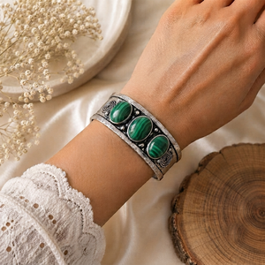 Bracelet manchette bohème en malachite à trois pierres ovales serties, fait main, en laiton plaqué argent/or, réglable, style vintage, pour femme - Product Image 2