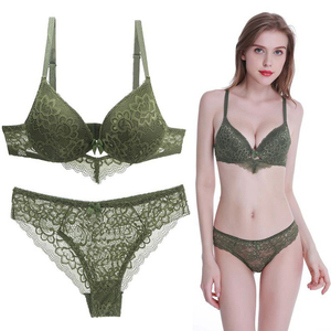Ensemble de lingerie en dentelle verte sans armatures, bralette triangle non doublée et culotte, ensemble soutien-gorge et culotte sexy pour femmes - Product Image 1