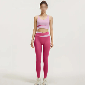 Conjunto de yoga de dos piezas color rosa con bloques de color, top deportivo de secado rápido para correr y pantalones de yoga con cintura y efecto moldeador. - Product Image 1