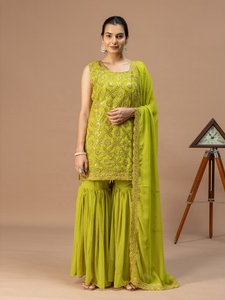 Robe de soirée de créateur en georgette de renard imprimée de qualité supérieure pour femme, tenue ethnique pour mariages et festivals, disponible à la vente - Product Image 4