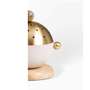 Brûleur d'encens en métal doré et blanc avec base en bois, élément décoratif élégant conçu pour la fragrance et l'aromathérapie à domicile - Product Image 5