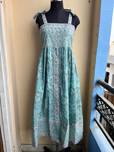 Vestido largo de algodón indio estampado a mano con cuello cuadrado, estampado floral y borlas, estilo túnica india. - Product Image 2