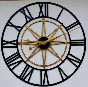 Horloge murale en métal Heart Look : un élément de décoration élégant et fiable, avec une finition métallique haut de gamme qui ajoute une touche de luxe aux intérieurs. - Product Image 4