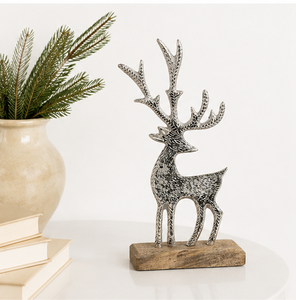 Estatua de reno de aluminio con acabado en plata antigua sobre base de madera natural, elegante escultura festiva de ciervo para la sala de estar. - Product Image 2
